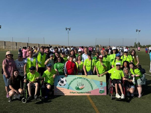 Grupo de personas participando en el Mundialito por la Inclusión en Salamanca
