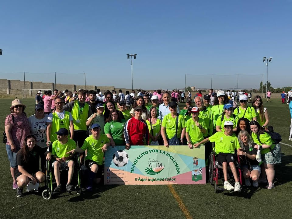 Grupo de personas participando en el Mundialito por la Inclusión en Salamanca