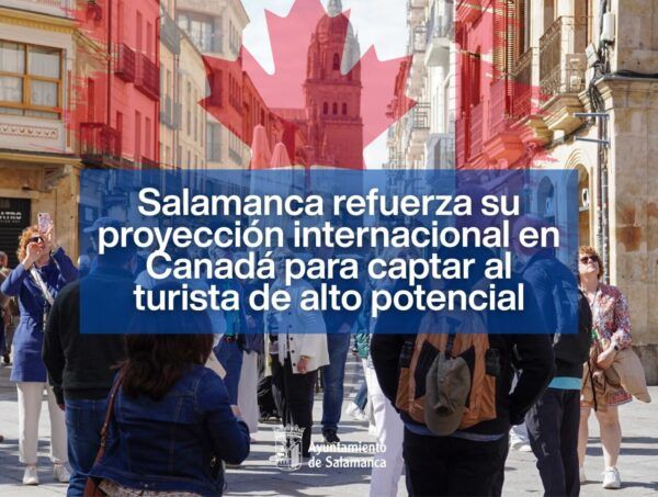Grupo de turistas en Salamanca con bandera canadiense de fondo