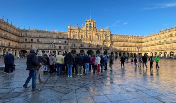 Multitud de personas en la Plaza Mayor de Salamanca durante el Puente del Primero de Mayo