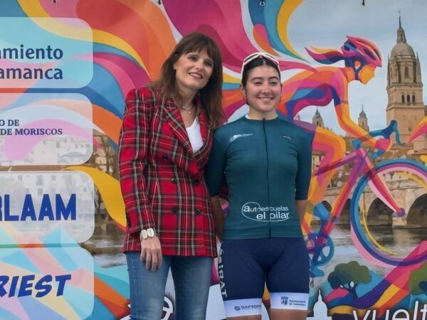 Entrega de premios en la Vuelta Ciclista Féminas en Salamanca
