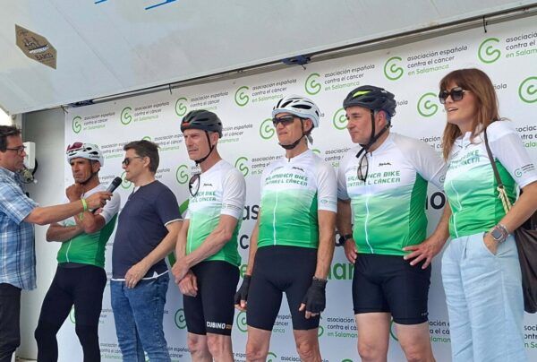 Participantes de la carrera solidaria Salamanca Bike en la Plaza Mayor