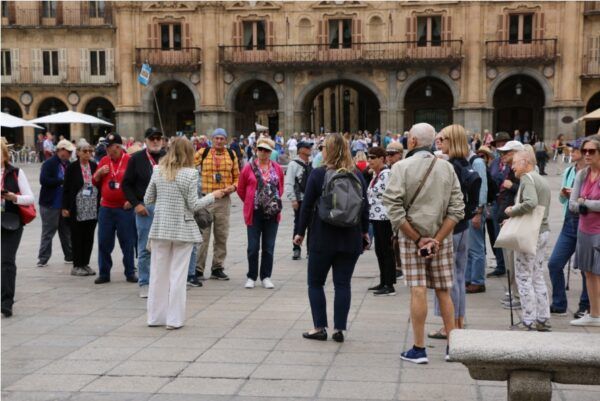 Grupo de turistas en Salamanca durante el puente de San Isidro