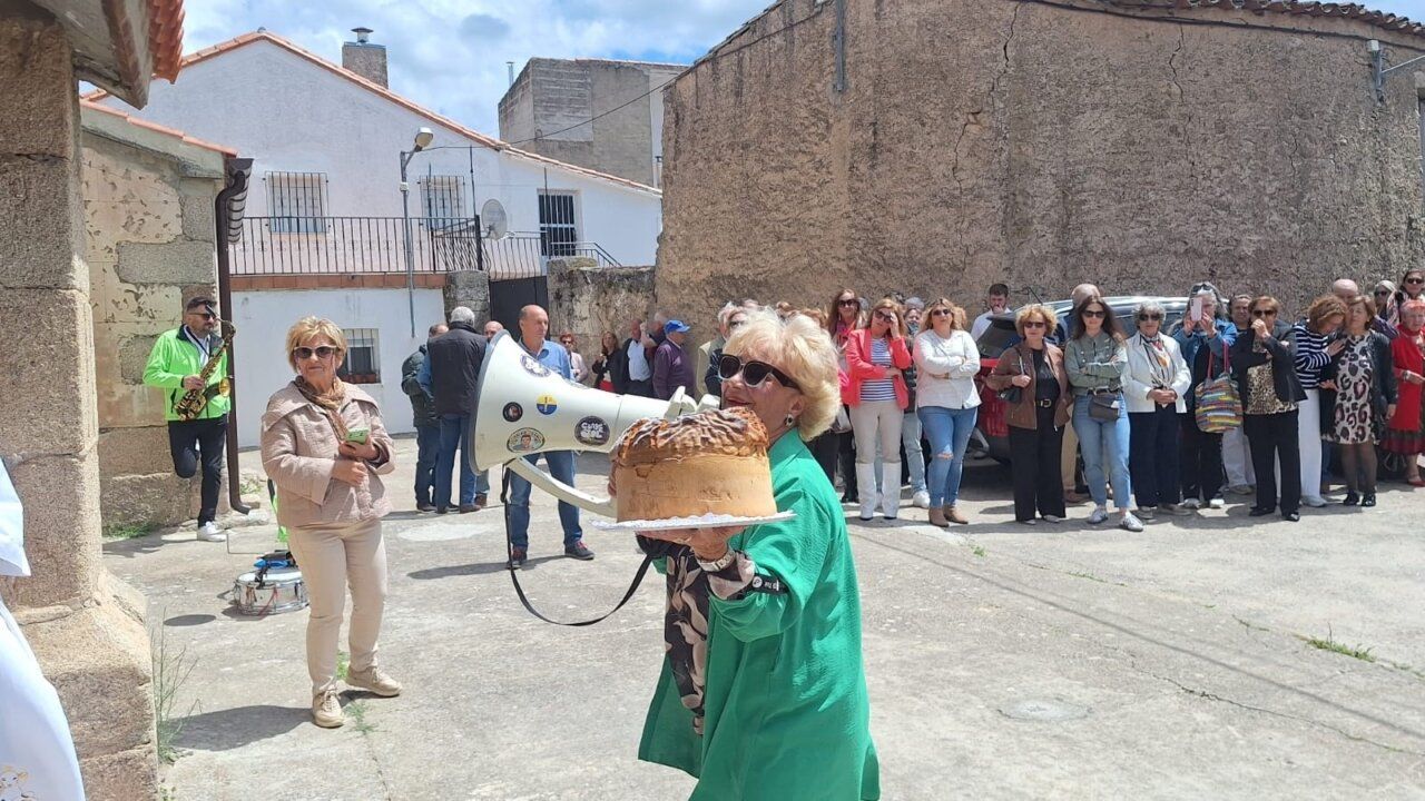 Mujer sosteniendo un pastel en la fiesta de San Atanasio