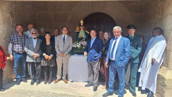 Celebración de San Atanasio en Puebla de Azaba con un grupo de personas