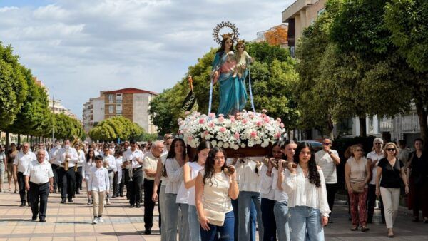 Multitudinaria procesión de María Auxiliadora en Salamanca