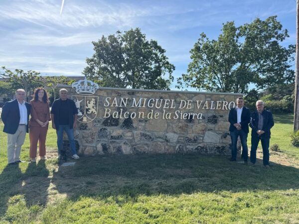 Grupo de personas junto al letrero de San Miguel de Valero