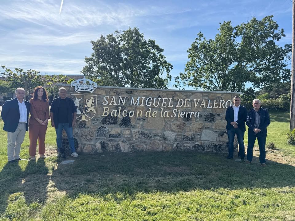 Grupo de personas junto al letrero de San Miguel de Valero