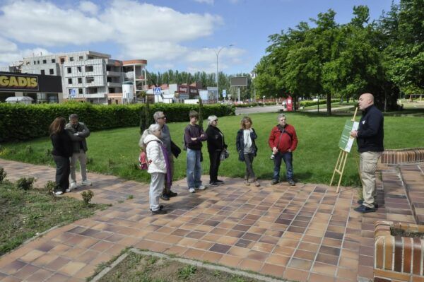 Grupo de personas en una visita teatralizada en Santa Marta