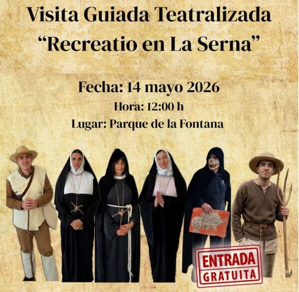 Grupo de personas en vestimenta histórica durante una visita guiada teatralizada.