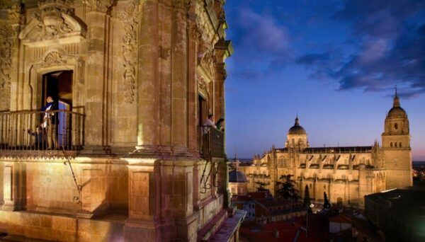Vista de las Torres de la Clerecía Scala Coeli en Salamanca al atardecer