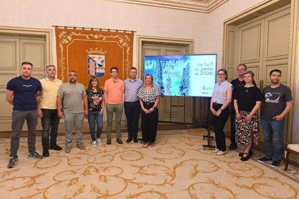 Grupo de personas en la presentación de la Semana Savia en Salamanca