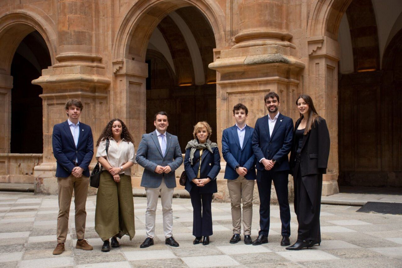 Grupo de personas en el Colegio Mayor Hispanoamericano durante la clausura del curso