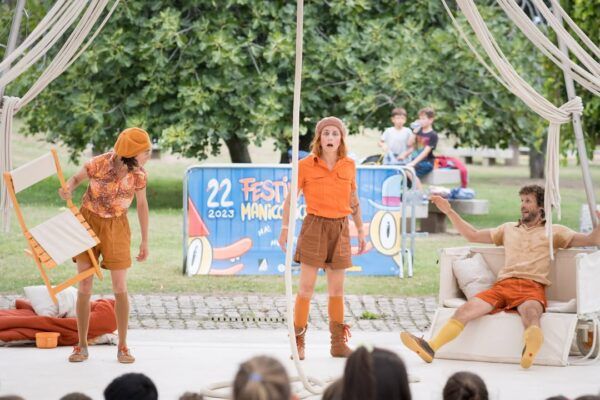 Actuación teatral en un festival cultural en Castilla y León