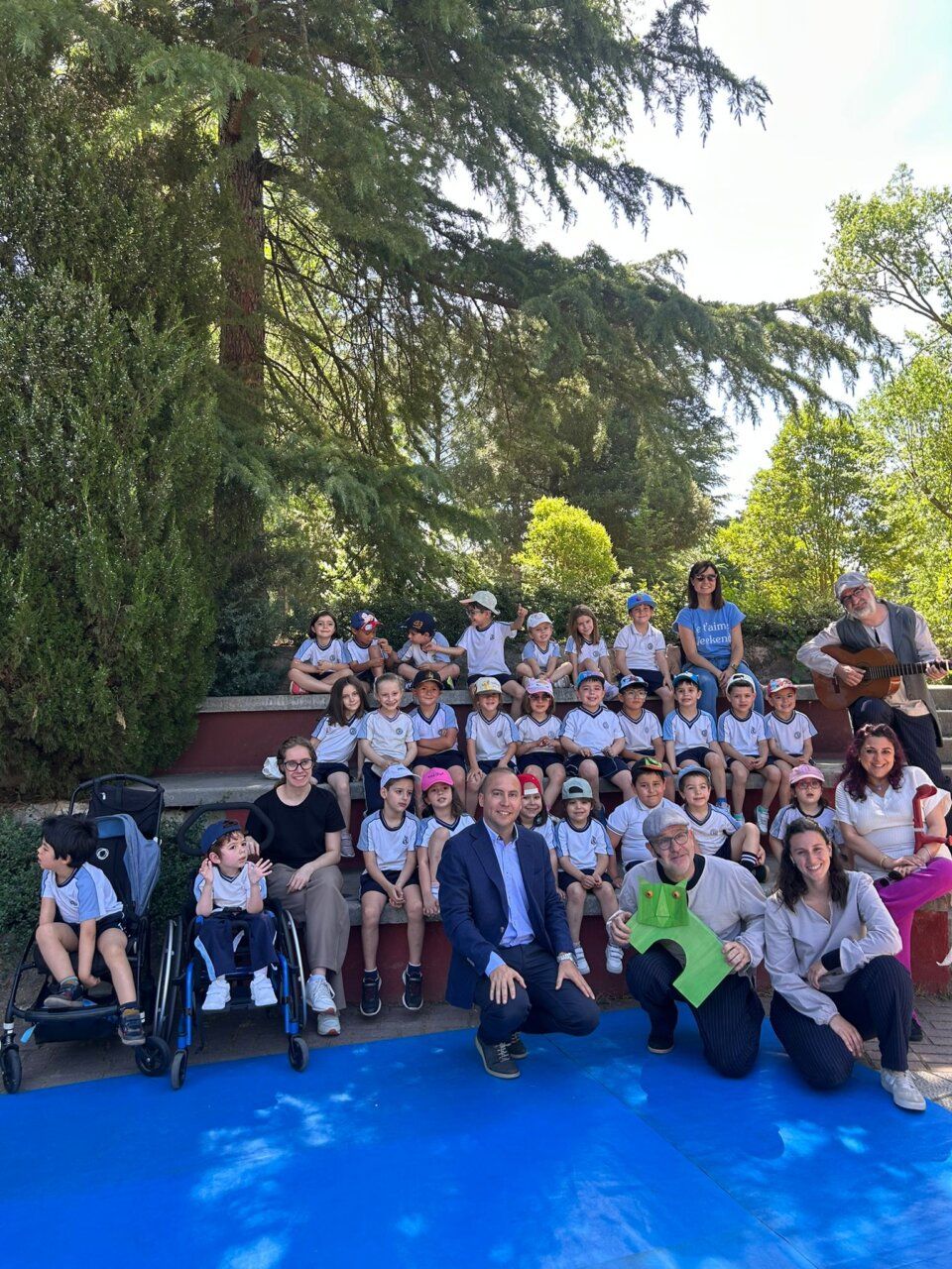 Grupo de escolares participando en el programa Teatro en los Parques en Salamanca