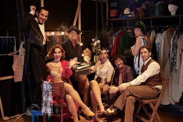 Actores en el Teatro Liceo durante el estreno de Mihura, el último comediógrafo