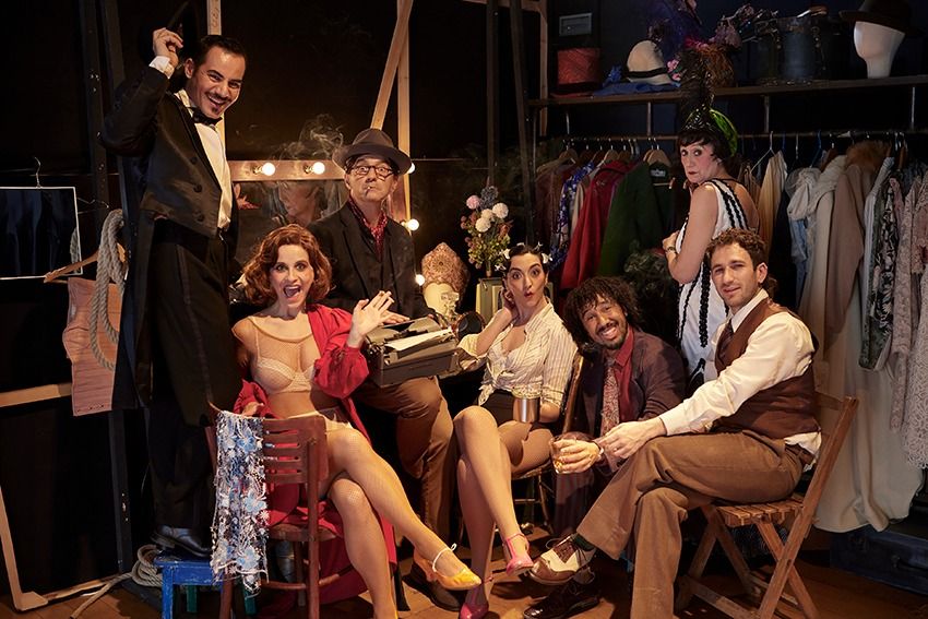Actores en el Teatro Liceo durante el estreno de Mihura, el último comediógrafo