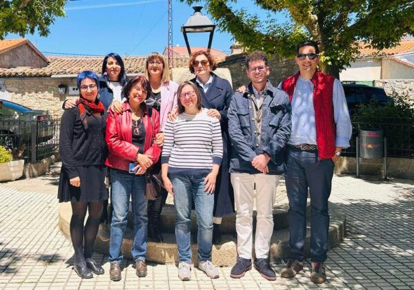 Grupo de personas en una tertulia sobre Matilde Cherner en Vega de Tirados