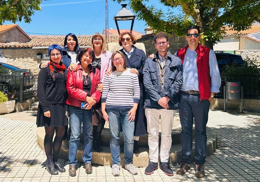Grupo de personas en una tertulia sobre Matilde Cherner en Vega de Tirados