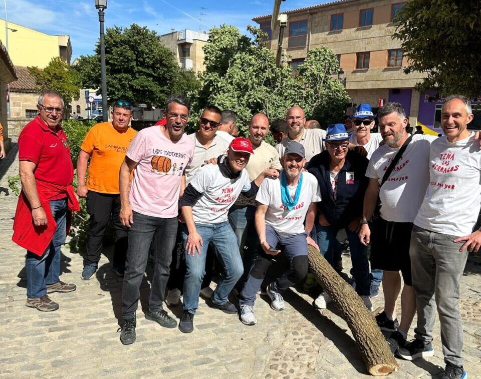 Grupo de personas participando en la tradición del Ramo en Villamayor