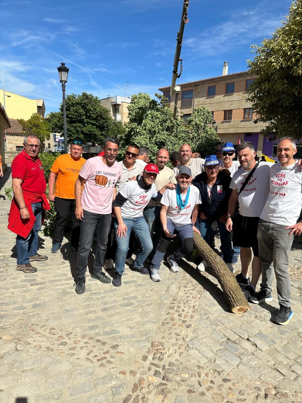 Grupo de personas participando en la tradición del Ramo en Villamayor
