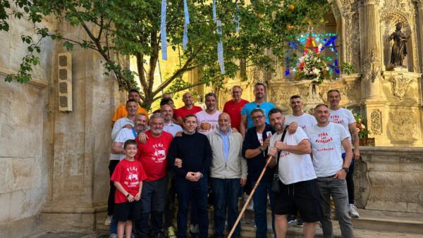 Grupo de jóvenes celebrando la tradición del Ramo en Villamayor