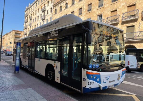 Autobús del transporte público en Salamanca con gas natural