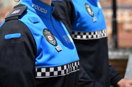 Uniformes de policías con chaquetas azul y negro