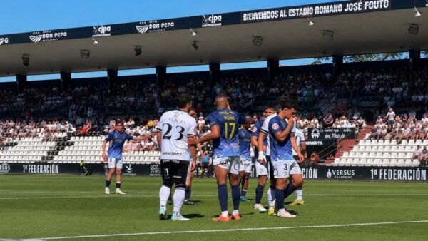 Jugadores del Unionistas y Racing Ferrol en el estadio durante el partido