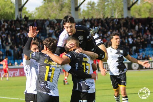 Jugadores de Unionistas celebrando un gol en un partido importante