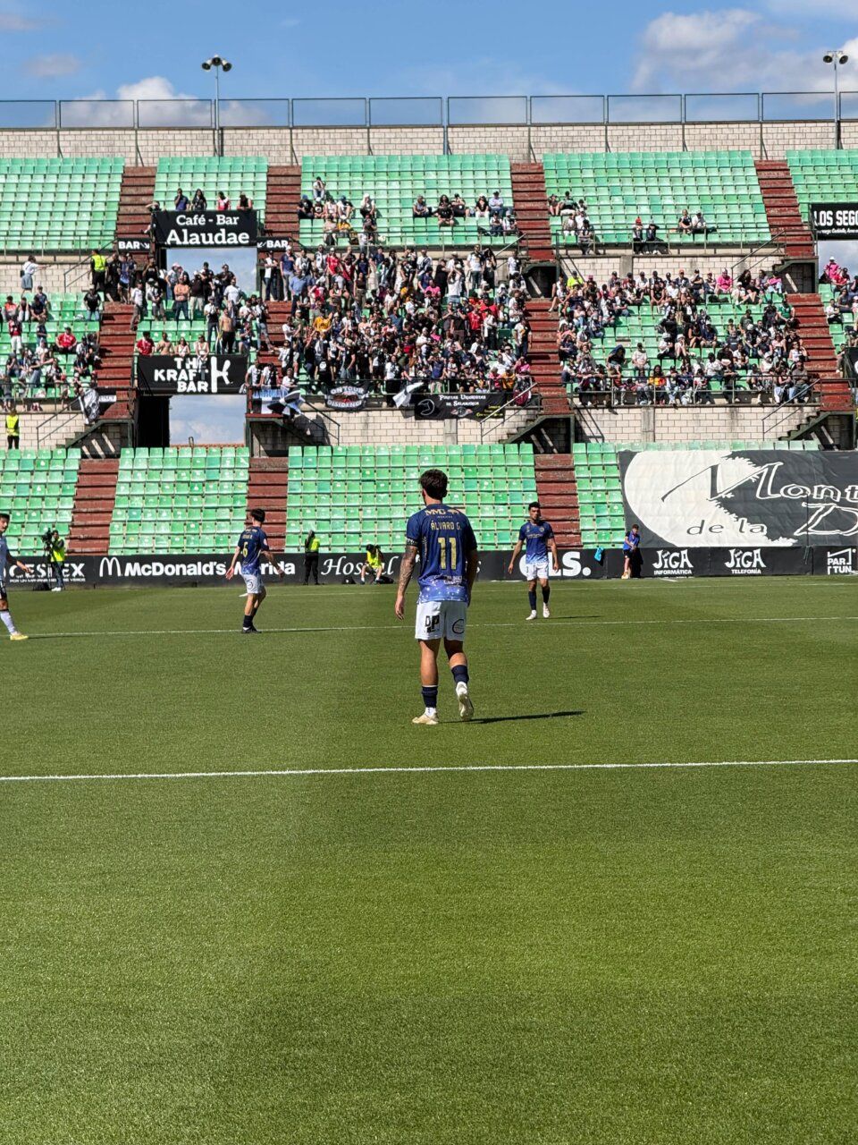 Jugadores de Unionistas en el estadio durante un partido emocionante.