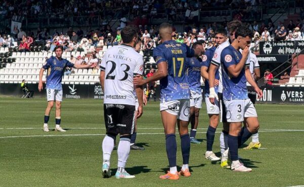 Jugadores de Unionistas CF en el estadio durante un partido en Mérida