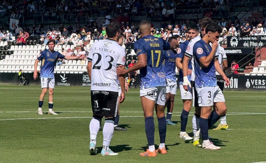 Jugadores de Unionistas CF en el estadio durante un partido en Mérida