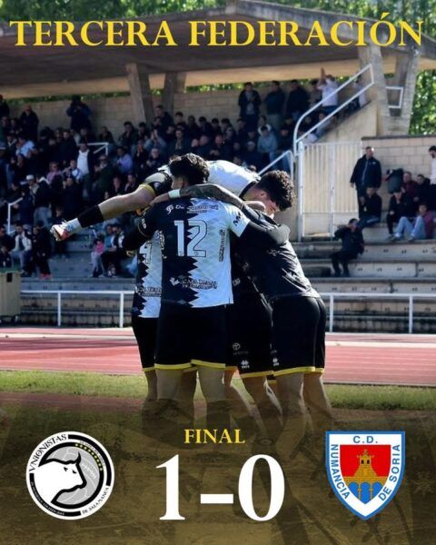 Jugadores de Unionistas de Salamanca B celebrando un gol en el partido