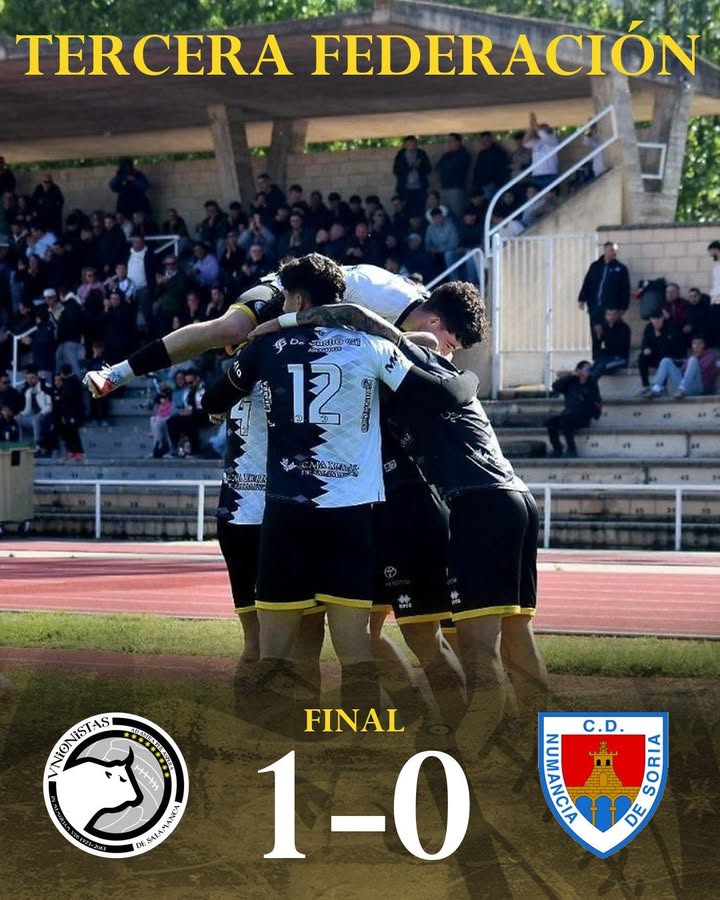 Jugadores de Unionistas de Salamanca B celebrando un gol en el partido