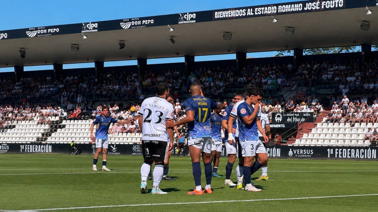 Jugadores del Unionistas y Racing Ferrol en el estadio durante el partido