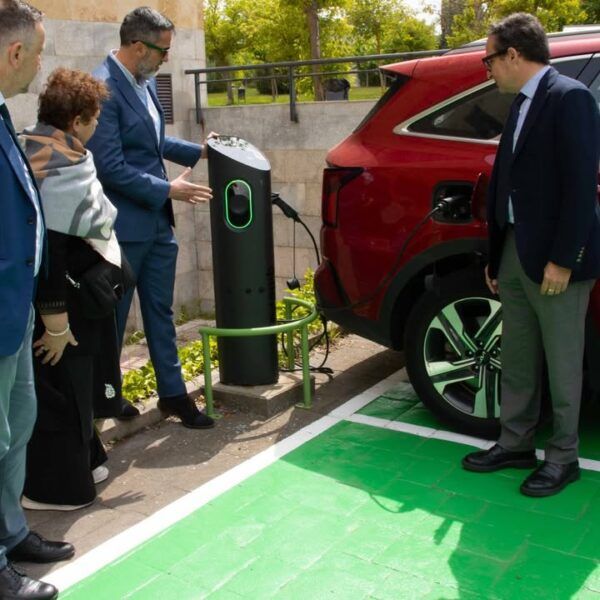 Inauguración de puntos de carga para vehículos eléctricos en la Universidad de Salamanca