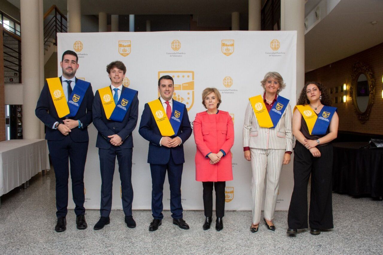 Soraya Sáenz de Santamaría con graduados en el Colegio Mayor Hispanoamericano