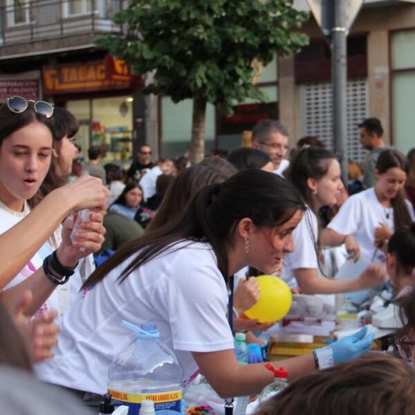 Estudiantes de la Universidad de Salamanca en un evento de divulgación científica