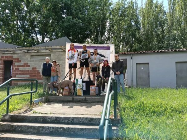 Participantes en el V Canicross de Alba de Tormes en la entrega de premios