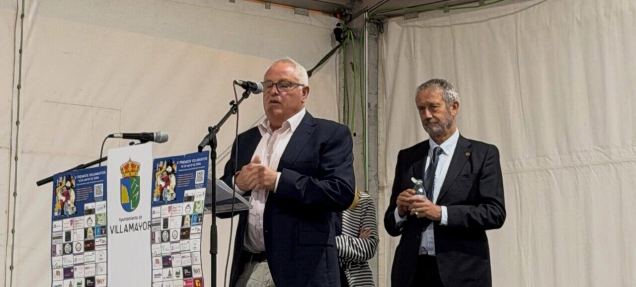 Entrega de premios en la gala de Villamayor 2026 con oradores en el escenario