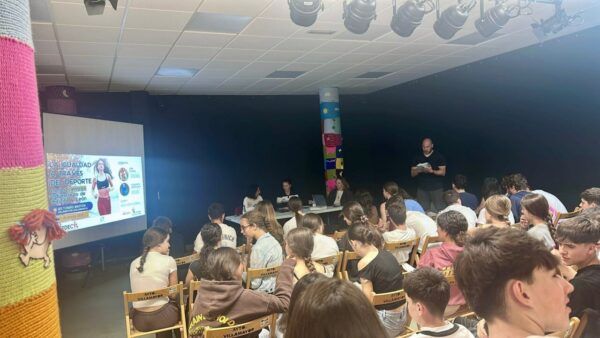 Estudiantes en la biblioteca de Villamayor durante jornadas sobre igualdad y deporte