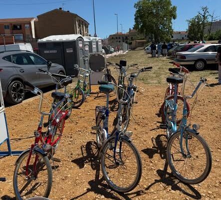 Bicicletas coloridas en el evento de Villamayor durante las fiestas