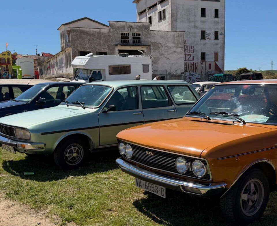 Coches clásicos estacionados en Villamayor durante las fiestas patronales