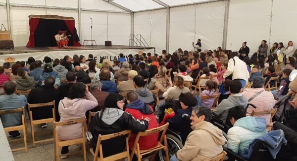Multitud de personas disfrutando de un espectáculo en Villamayor