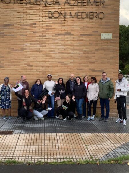 Grupo de estudiantes durante visita a AFA Salamanca para conocer trabajo asistencial