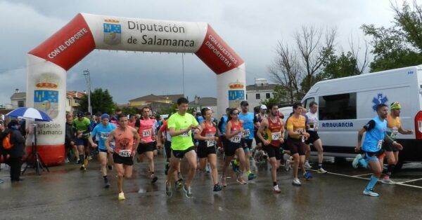 Corredores iniciando la carrera en el XI Cross Popular de Aldeatejada bajo la lluvia