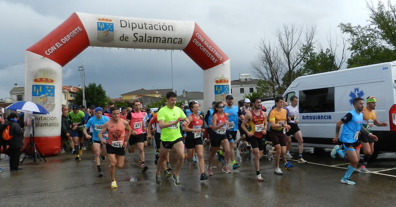 Corredores iniciando la carrera en el XI Cross Popular de Aldeatejada bajo la lluvia