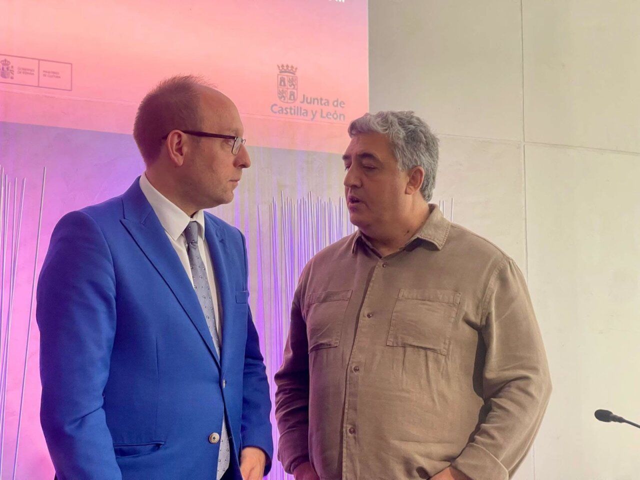 Dos hombres conversando en la presentación de la Feria de Teatro de Castilla y León