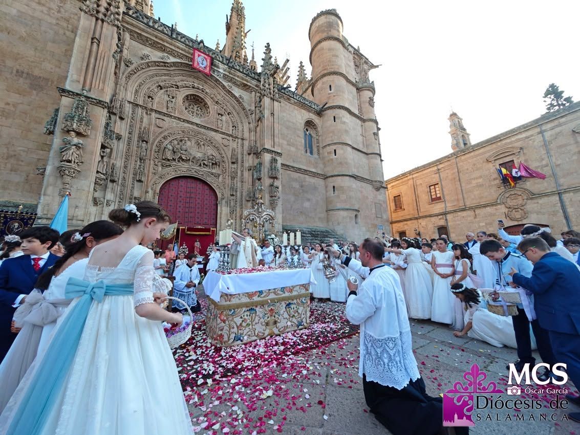 Procesión del Corpus Christi en Salamanca con fieles y flores